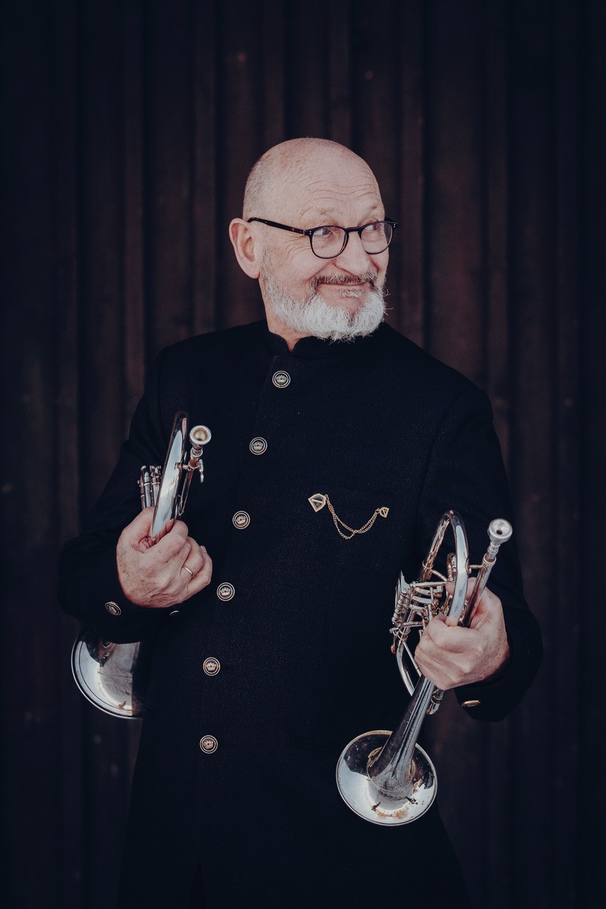 Porträt von Franz Himpsl mit Trompete.