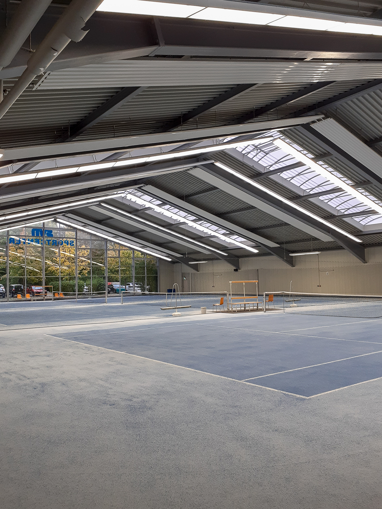 Innenansicht der Tennishalle des SVN-Sportcenters bei Tageslicht mit eingeschalteter LED-Beleuchtung